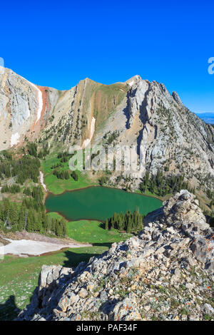 Frazier lago sottostante Monti Bridger vicino a Bozeman, Montana Foto Stock