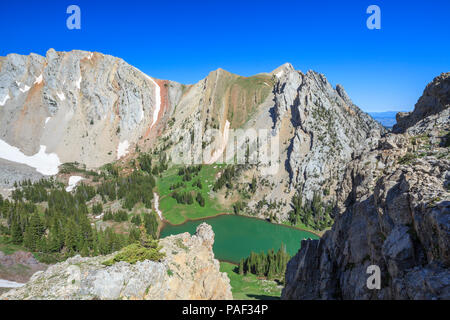 Frazier lago sottostante Monti Bridger vicino a Bozeman, Montana Foto Stock
