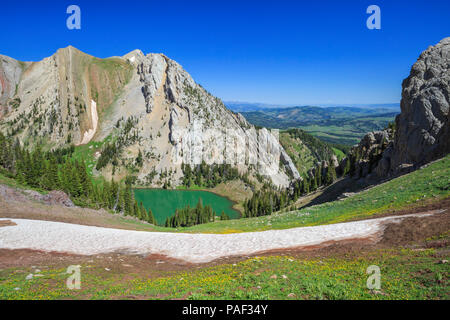 Frazier lago sottostante Monti Bridger vicino a Bozeman, Montana Foto Stock