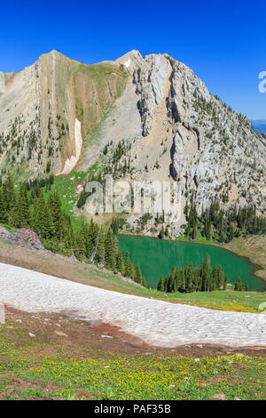 Frazier lago sottostante Monti Bridger vicino a Bozeman, Montana Foto Stock