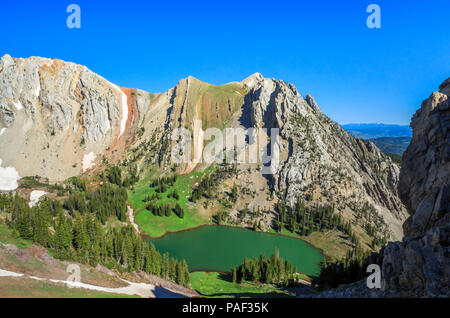Frazier lago sottostante Monti Bridger vicino a Bozeman, Montana Foto Stock