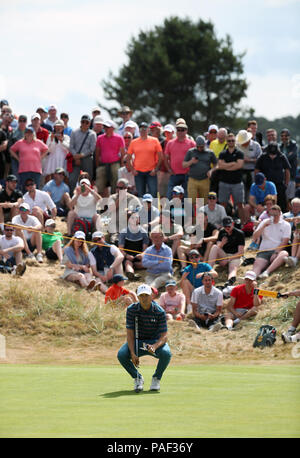 USA la Giordania Spieth linee fino un putt sul 1 verde durante il giorno quattro del Campionato Open 2018 a Carnoustie Golf Links, Angus. Foto Stock
