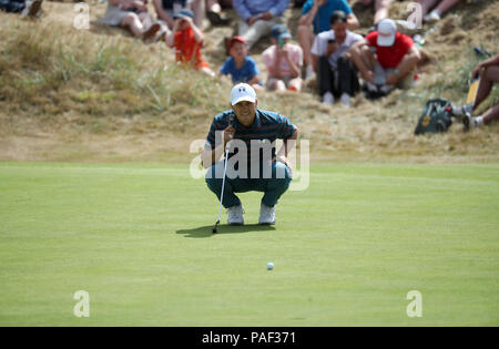 USA la Giordania Spieth linee fino un putt sul 1 verde durante il giorno quattro del Campionato Open 2018 a Carnoustie Golf Links, Angus. Foto Stock