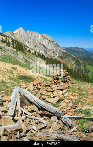 Vecchia miniera shafthouse resti e marcatore di pietra in Monti Bridger vicino a Bozeman, Montana Foto Stock