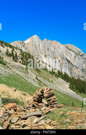 Vecchia miniera shafthouse resti e marcatore di pietra in Monti Bridger vicino a Bozeman, Montana Foto Stock