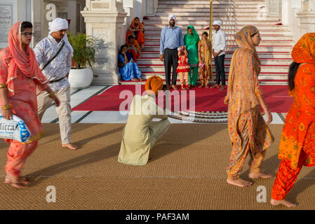 Famiglia indiana che scatta foto al Tempio d'Oro di Amritsar, Tempio Sikh Pujab India , giugno 2018 Foto Stock