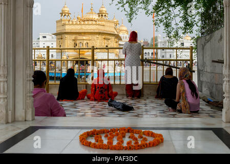 I fedeli pregano in direzione Tempio d'Oro ad Amritsar, Tempio Sikh Pujab India, giugno 2018 Foto Stock