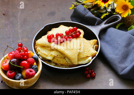 Frittelle sottili stack in una padella, rustico still life Foto Stock