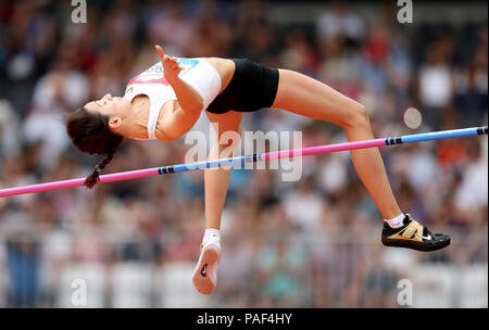 Autorizzati atleta neutrale Mariya Lasitskene compete in Donne Salto in alto durante il giorno due del Muller anniversario giochi presso la Queen Elizabeth Stadium, Londra. Foto Stock