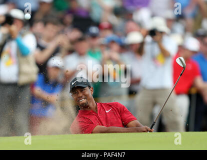 Stati Uniti d'America's Tiger Woods trucioli al di fuori di un bunker a 8 durante il giorno quattro del Campionato Open 2018 a Carnoustie Golf Links, Angus. Foto Stock