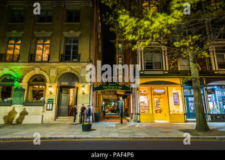 Sherman's Alley di notte, in New Haven, Connecticut. Foto Stock