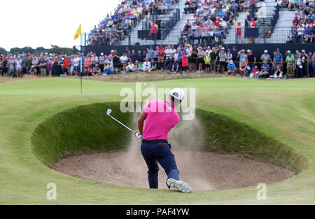 Stati Uniti d'America's Xander Schauffele trucioli al di fuori di un bunker a 6 durante il giorno quattro del Campionato Open 2018 a Carnoustie Golf Links, Angus. Foto Stock