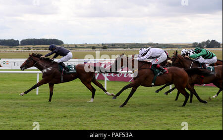 Scogliere di Dooneen cavalcato da Ryan Moore (sinistra) vince il Killashee Handicap durante il giorno due di Darley Irish Oaks Weekend al Curragh Racecourse, nella contea di Kildare. Foto Stock