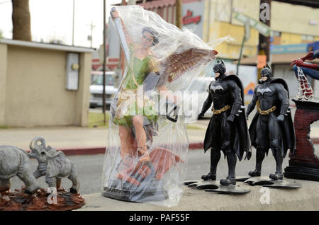 L'Arcangelo Michele e Batman figure per la vendita sul valico di frontiera da Mexicali, Baja California, Messico a Calexico, California, Stati Uniti Foto Stock