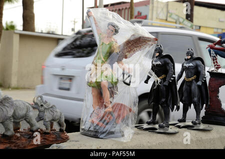 L'Arcangelo Michele e Batman figure per la vendita sul valico di frontiera da Mexicali, Baja California, Messico a Calexico, California, Stati Uniti Foto Stock