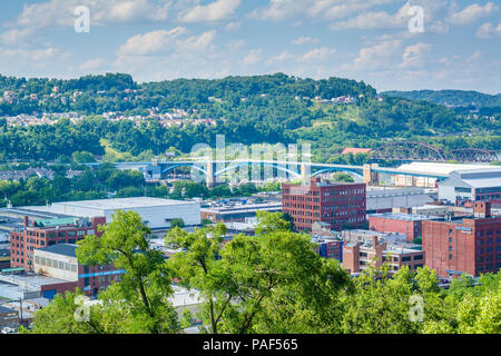 Vista dello Strip District, da Frank Curto Park a Pittsburgh, Pennsylvania Foto Stock