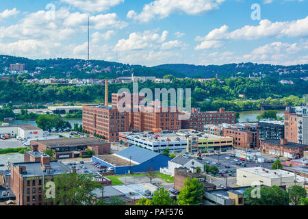 Vista dello Strip District, da Frank Curto Park a Pittsburgh, Pennsylvania Foto Stock