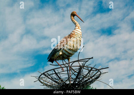 Cicogna decorativi nel nido contro il cielo blu Foto Stock