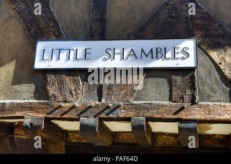 Poco Shambles strada segno a York, nello Yorkshire, Inghilterra Foto Stock