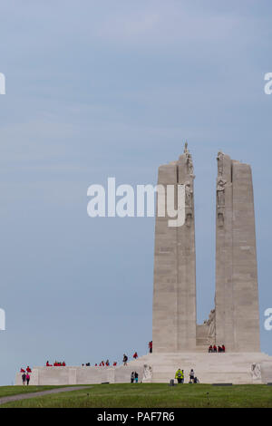 Vimy Ridge, Francia. Schoolchildern in uniforme a piedi sulla Canadian National WWI Memorial. Foto Stock