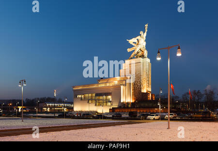 Mosca - Marzo 3, 2018: monumento sovietico lavoratore e Kolkhoz Donna (lavoratore collettivo e agricoltore) Foto Stock