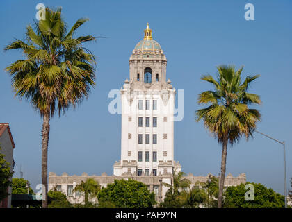 Il Beverly Hills City Hall di Los Angeles incorniciato da palme. L'edificio si presentava come il quartier generale della polizia di Beverley Hills Cop film. Foto Stock