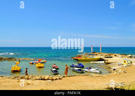 Barche a noleggio sulla spiaggia di Paphos un villaggio turistico di Cipro Foto Stock