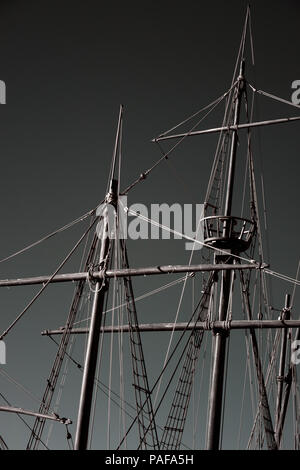 A montanti e armamento di una caravella portoghese dal momento della scoperta. Nei toni del bianco e nero. Foto Stock