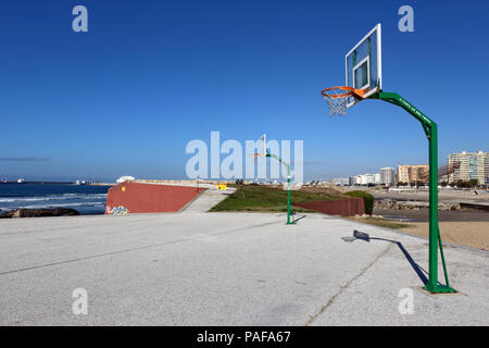 Porto, Portogallo - 26 Novembre 2015: Città di basket vicino alla spiaggia del mare Foto Stock