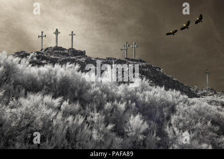 Croci cristiane sulla cima di una montagna sorvolati dai grifoni. Usato analogico filtro a infrarossi e altri filtri digitali. Foto Stock