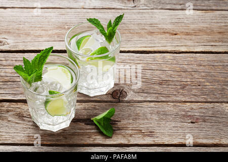 Due cocktail mojito bicchieri sul tavolo di legno. Con spazio di copia Foto Stock