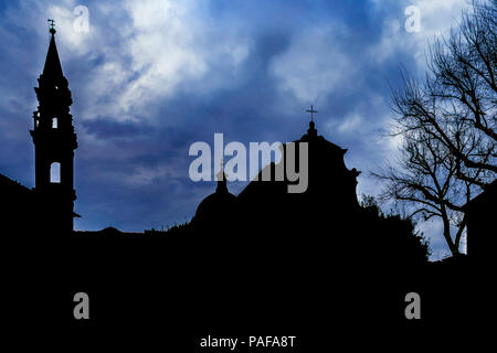 Silhouette di scena a piazza Santo Spirito in Oltrarno nel quartiere della città di Firenze, Italia Foto Stock