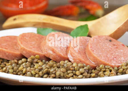 Italian cotechino con lenticchie sulla tavola del Natale Foto Stock