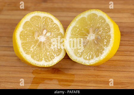 Close up di un limone affettato in due Foto Stock