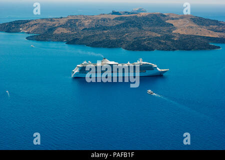 Vista sul mare e sul vulcano caldera di Santorini, Grecia, vicino al vulcano è possibile vedere una crociera e piccole imbarcazioni Foto Stock