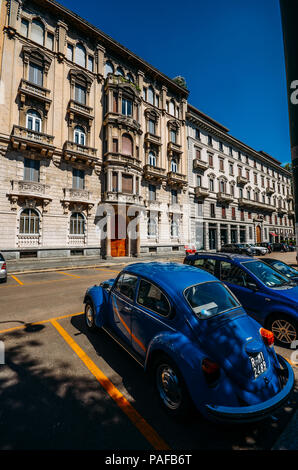 Blu Classico Volkswagen Beatle parcheggiato sulla strada del centro storico di Milano, Italia Foto Stock