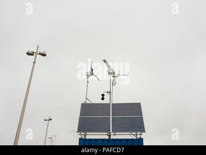 Radar costiero temporaneo con array solare e piccola turbina eolica, in condizioni meteorologiche sovrastanti sulla costa di fylde, lancashire uk Foto Stock