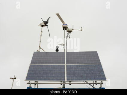 Radar costiero temporaneo con array solare e piccola turbina eolica, in condizioni meteorologiche sovrastanti sulla costa di fylde, lancashire uk Foto Stock