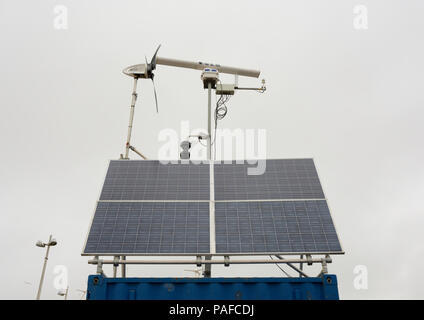 Radar costiero temporaneo con array solare e piccola turbina eolica, in condizioni meteorologiche sovrastanti sulla costa di fylde, lancashire uk Foto Stock