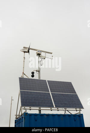 Radar costiero temporaneo con array solare e piccola turbina eolica, in condizioni meteorologiche sovrastanti sulla costa di fylde, lancashire uk Foto Stock