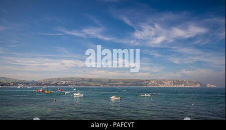 Vista del paesaggio attraverso Swanage Bay verso Harry's Rocks, Swanage, Dorset, Regno Unito Foto Stock