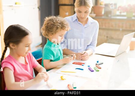 Bambini scolpire da giocare a Creta Foto Stock