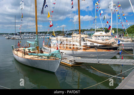 High end yacht a vela al Parker Boat Yard in Bourne, Massachusetts il Cape Cod. Foto Stock