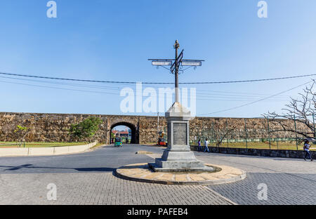 In vecchio stile e di orientamento per la placca commemorativa Galle Heritage Trust presso il cancello principale entrata al Forte Galle, Galle, sud della provincia, Sri Lanka Foto Stock