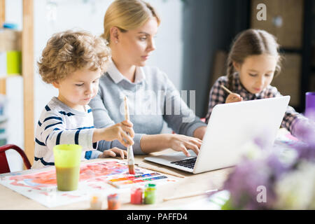 Fare compiti a casa con la madre Foto Stock