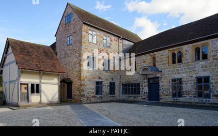 Castello del XVII secolo e casa, grado che ho elencato la casa nel cortile del castello a Taunton, Somerset con ricostruito St James Street Almshouse Foto Stock