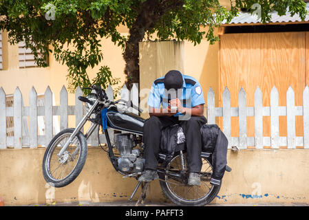 Un poliziotto su una motocicletta su una strada di città, Santo Domingo, Repubblica Dominicana. Copia spazio per il testo Foto Stock