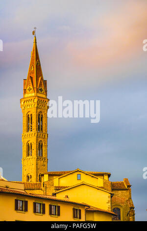 Esterno a bassa angolazione della badia fiorentina tower, Firenze, Italia Foto Stock