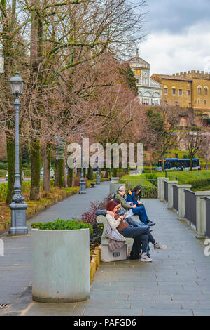 Firenze, Italia, Gennaio - 2018 - la gente seduta al parco al quartiere Oltrarno a Firenze Italia Foto Stock