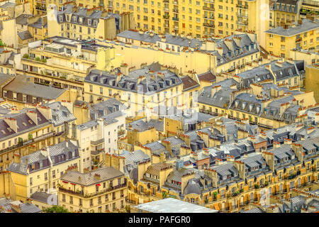 Vista aerea di tetti Parigini skyline del centro dalla panoramica si affacciano dalla Tour Montparnasse. Paris urban skyline e il paesaggio al tramonto. Stile parigino i dettagli di architettura. La Francia in Europa. Foto Stock